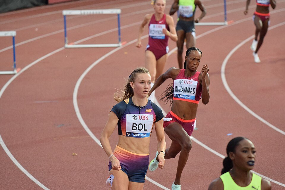Prova de 400 metros com barreiras em pista de atletismo, imagem ilustrativa