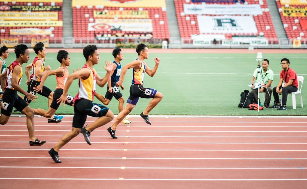 Atleta correndo em pista de atletismo, imagem ilustrativa para matéria sobre 400 metros com barreiras