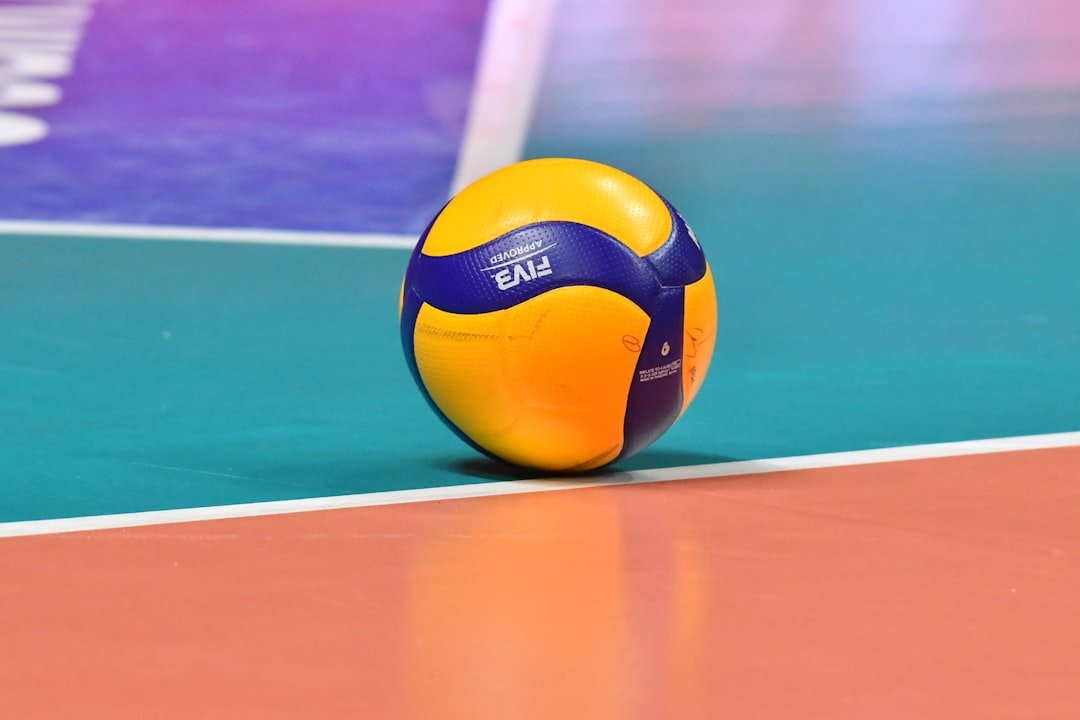 Bola de vôlei em destaque, imagem ilustrativa para Brasil x Chile no Sul-Americano masculino