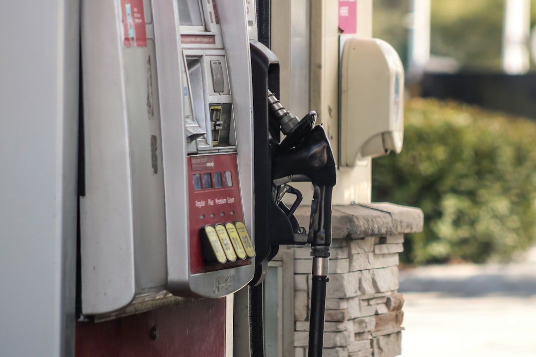 Bomba de combustível representando gasolina, etanol e diesel e seus impactos na economia