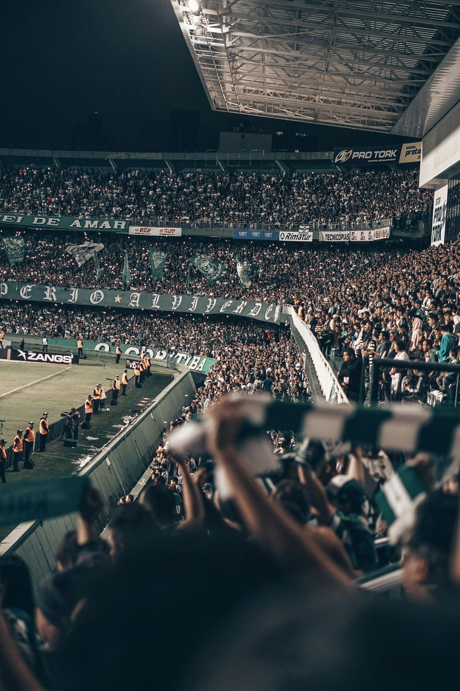 Estádio de futebol lotado à noite, imagem ilustrativa para matéria sobre Corinthians e Estudiantes na Libertadores