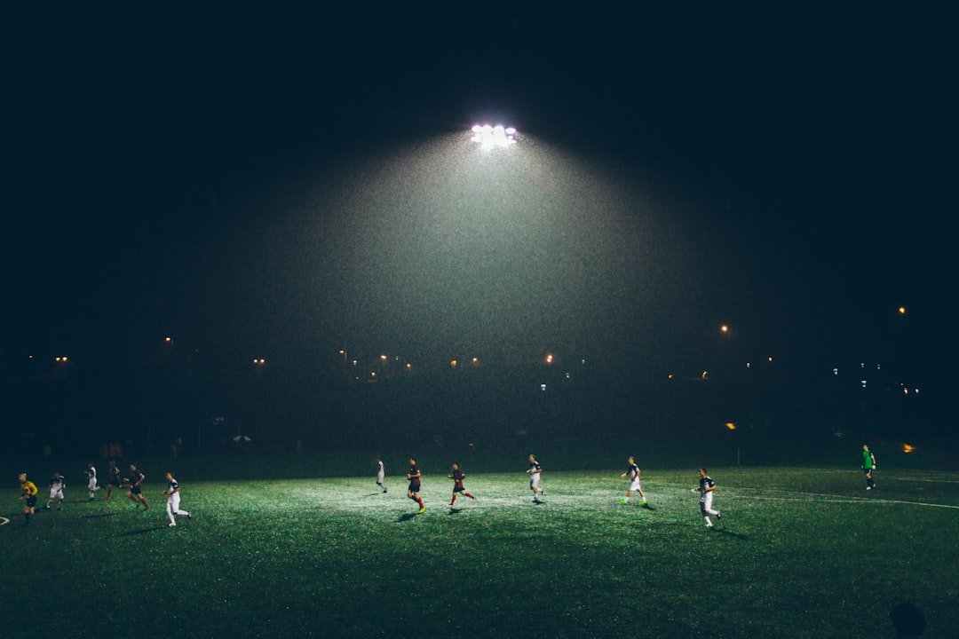 Estádio de futebol iluminado à noite em clima de decisão