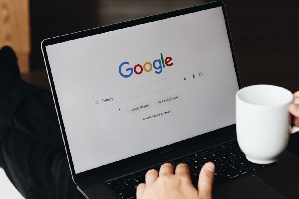 Empreendedor usando notebook com página de busca do Google, representando o desejo de ver sua empresa aparecer nas pesquisas online
