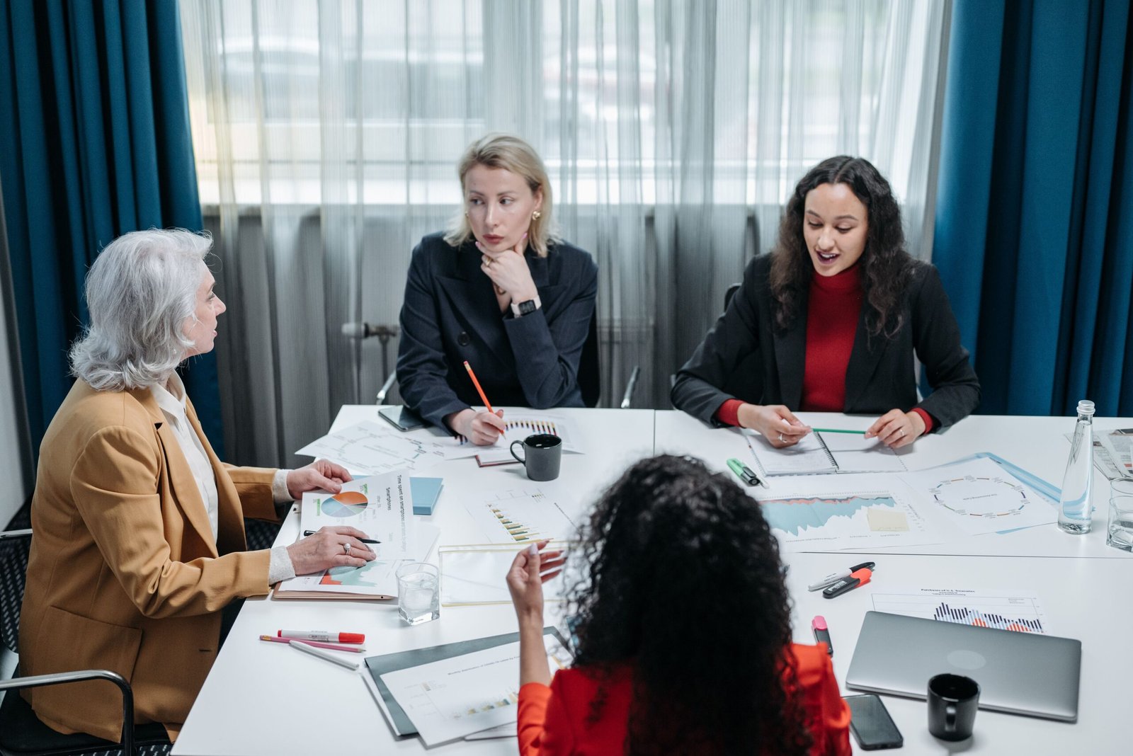 Mulheres em reunião de negócios representando o crescimento do empreendedorismo feminino no Espírito Santo