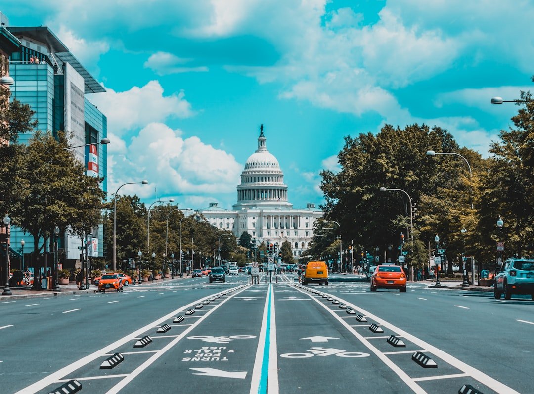 Prédios em Washington representando a política monetária e as decisões de juros do Federal Reserve