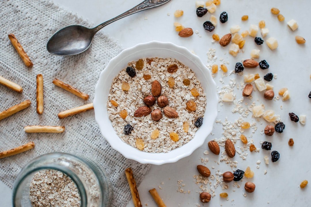 Tigela com cereais e grãos integrais