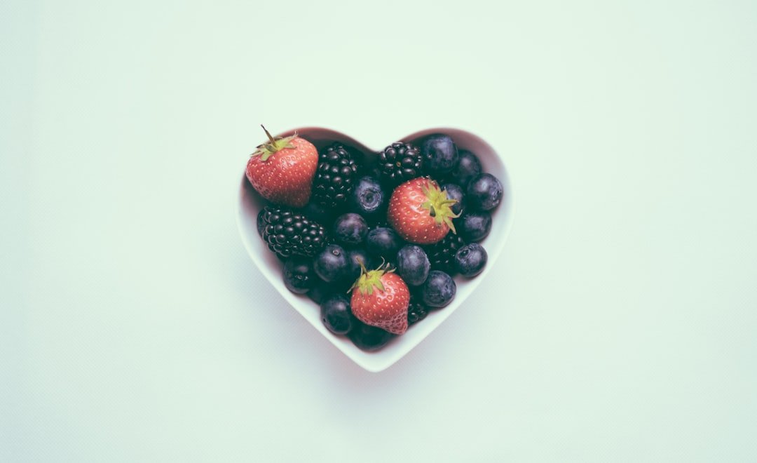 Frutas em recipiente em formato de coração