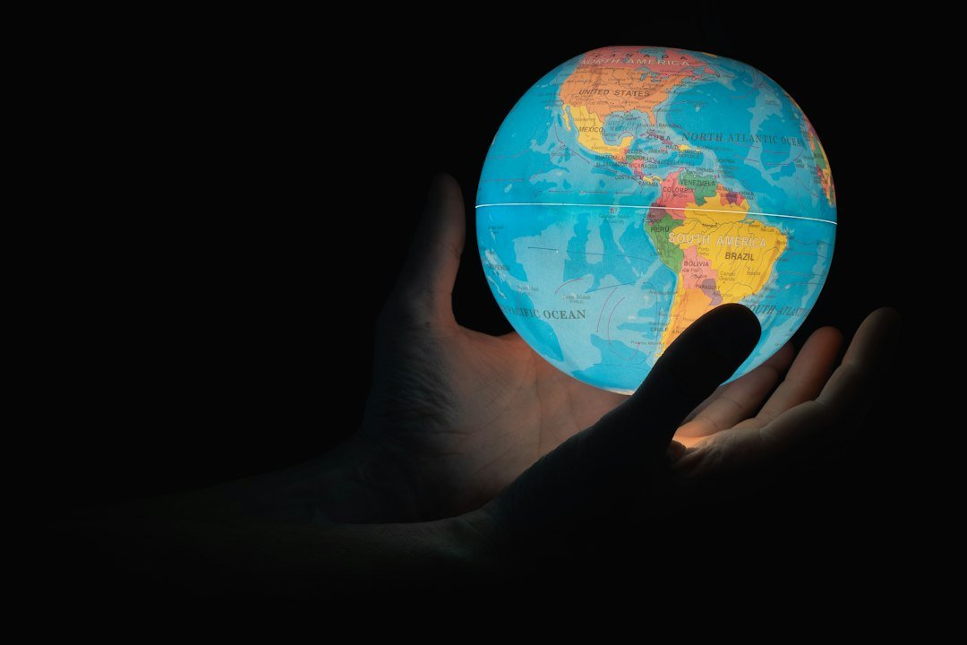 Imagem conceitual sobre tecnologia e governança global. Foto: Greg Rosenke/Unsplash