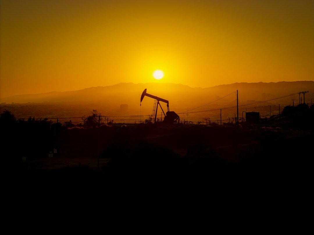 Petróleo Brent acima de US$ 105 em setembro de 2026