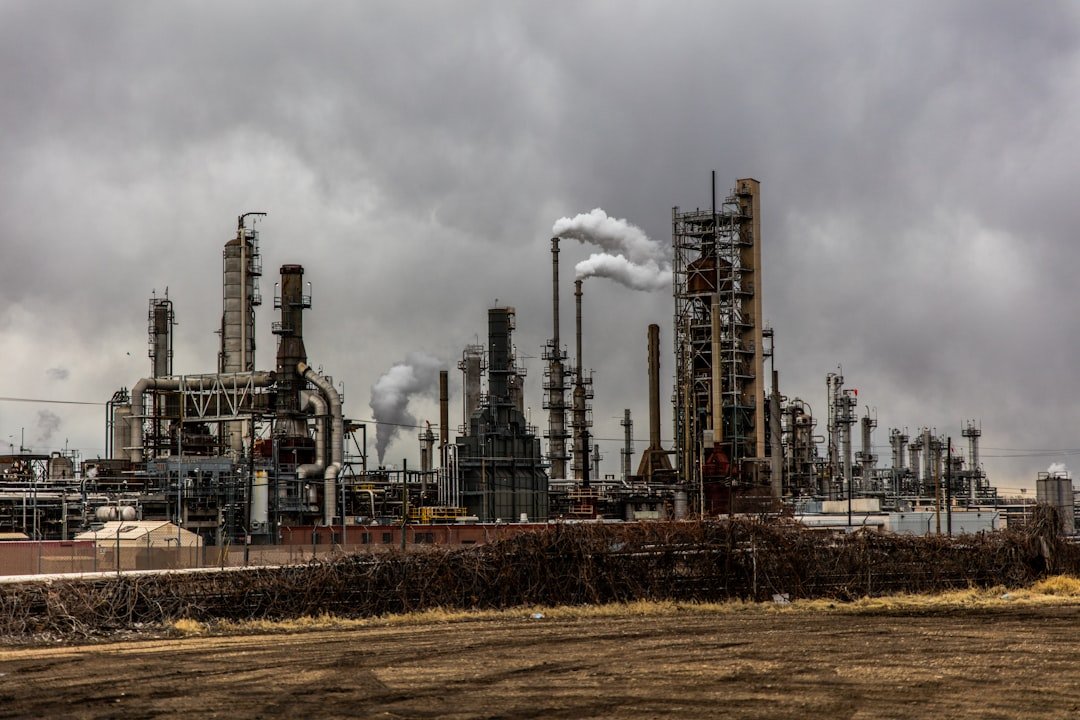 Refinaria de petróleo ilustrando notícia sobre alta do Brent e impacto no Brasil