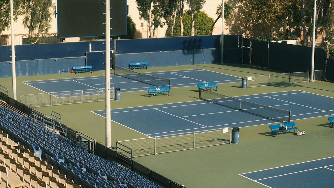 Quadra de tênis profissional com arquibancadas, imagem ilustrativa para o SP Open 2026