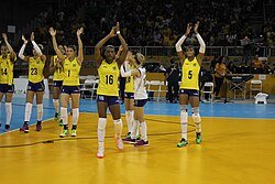 Seleção brasileira feminina de vôlei em quadra, imagem ilustrativa da classificação olímpica