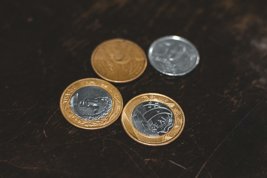 Moedas de real ilustram a redução da Selic para 13,75% ao ano