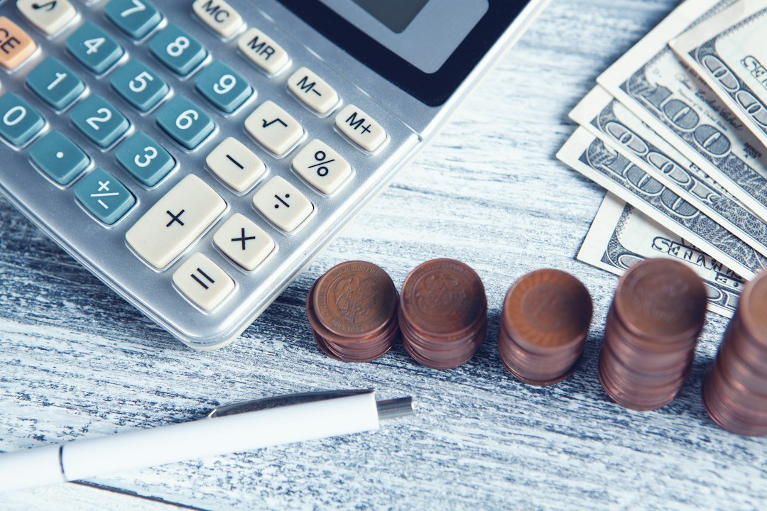 Calculadora e dinheiro ilustram juros e decisões financeiras. Foto: Sasun Bughdaryan/Unsplash