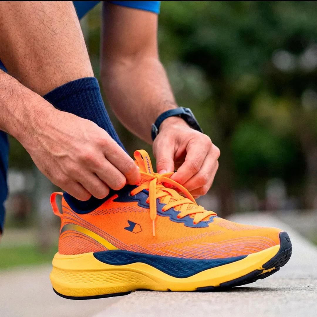 Tênis esportivo laranja com detalhes azuis e amarelos