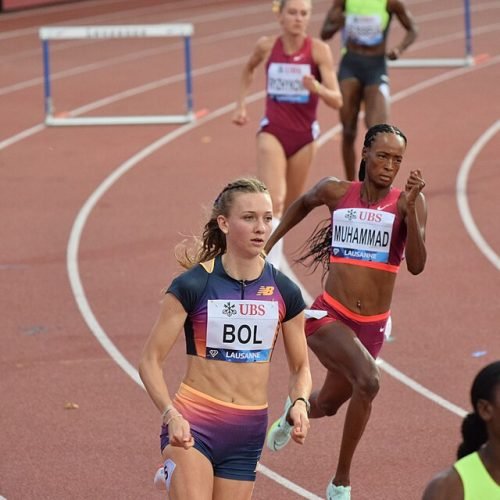 Prova de 400 metros com barreiras em pista de atletismo, imagem ilustrativa
