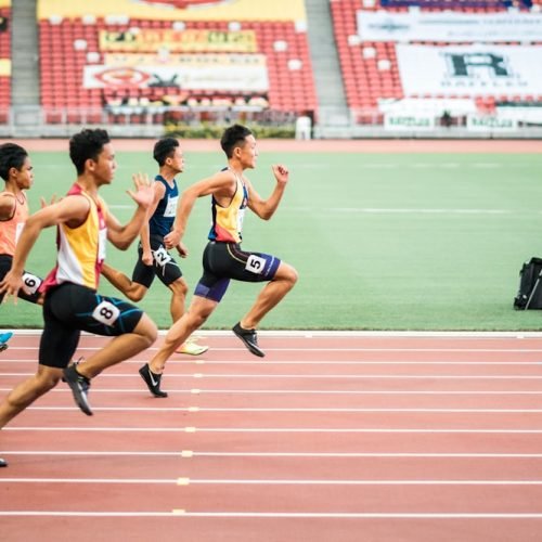 Atleta correndo em pista de atletismo, imagem ilustrativa para matéria sobre 400 metros com barreiras