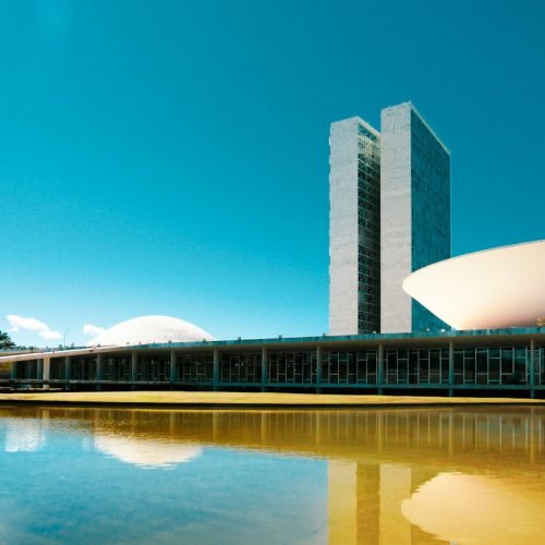 Arquitetura institucional de Brasília em matéria sobre a crise no STF