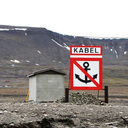 Ponto de entrada do cabo de fibra óptica entre Svalbard e a Noruega