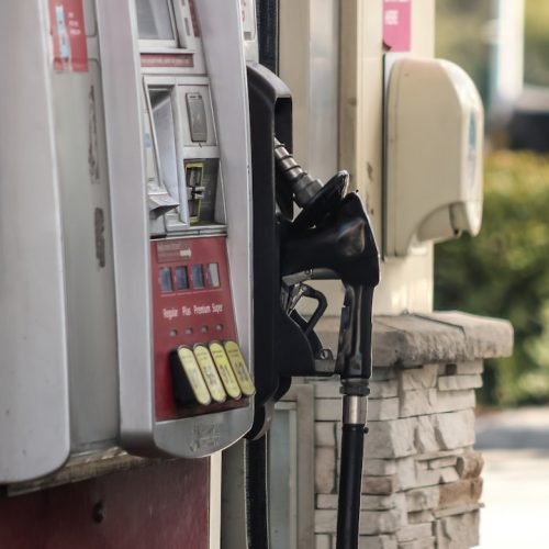 Bomba de combustível representando gasolina, etanol e diesel e seus impactos na economia