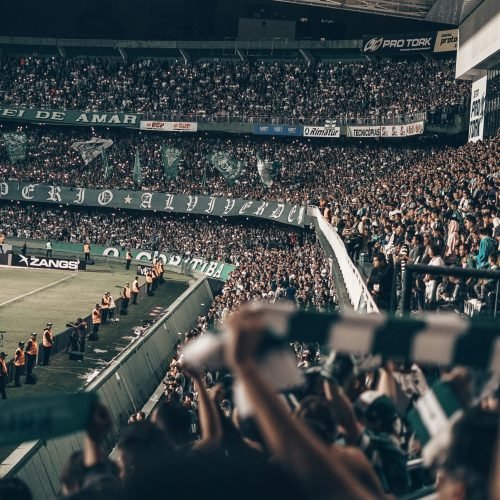 Estádio de futebol lotado à noite, imagem ilustrativa para matéria sobre Corinthians e Estudiantes na Libertadores