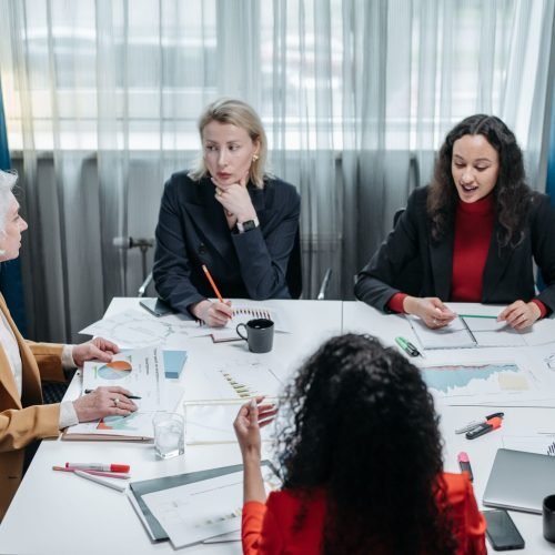 Mulheres em reunião de negócios representando o crescimento do empreendedorismo feminino no Espírito Santo