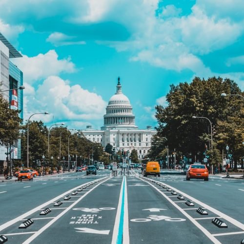 Prédios em Washington representando a política monetária e as decisões de juros do Federal Reserve