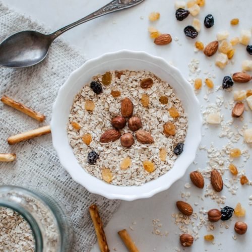 Tigela com cereais e grãos integrais