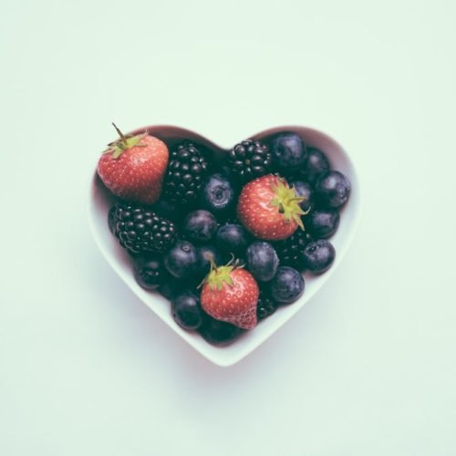 Frutas em recipiente em formato de coração