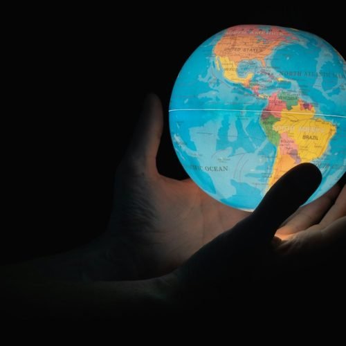 Imagem conceitual sobre tecnologia e governança global. Foto: Greg Rosenke/Unsplash