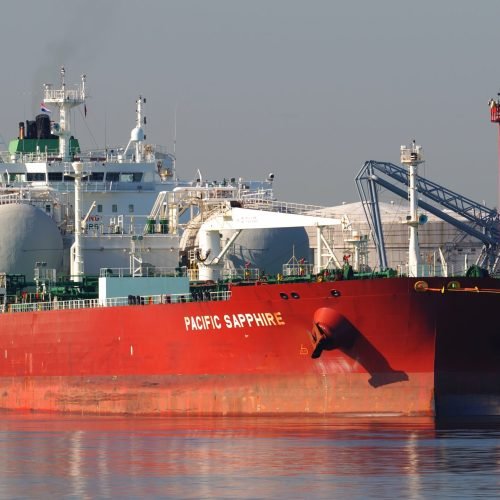 Navio petroleiro de grande porte usado no transporte internacional de petróleo