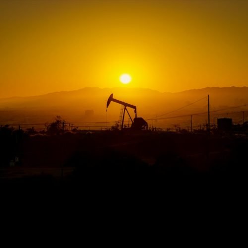 Petróleo Brent acima de US$ 105 em setembro de 2026