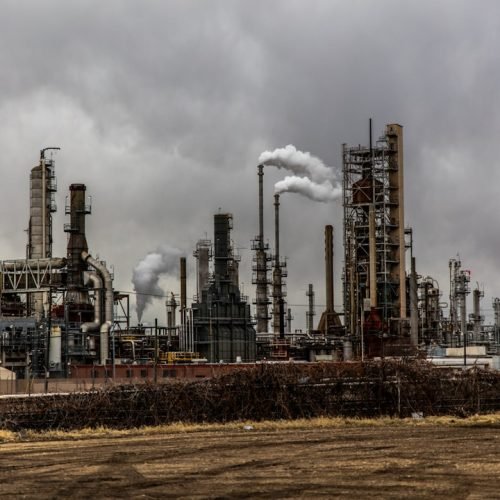 Refinaria de petróleo ilustrando notícia sobre alta do Brent e impacto no Brasil