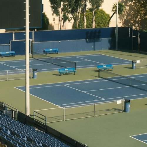 Quadra de tênis profissional com arquibancadas, imagem ilustrativa para o SP Open 2026