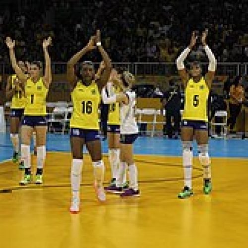 Seleção brasileira feminina de vôlei em quadra, imagem ilustrativa da classificação olímpica