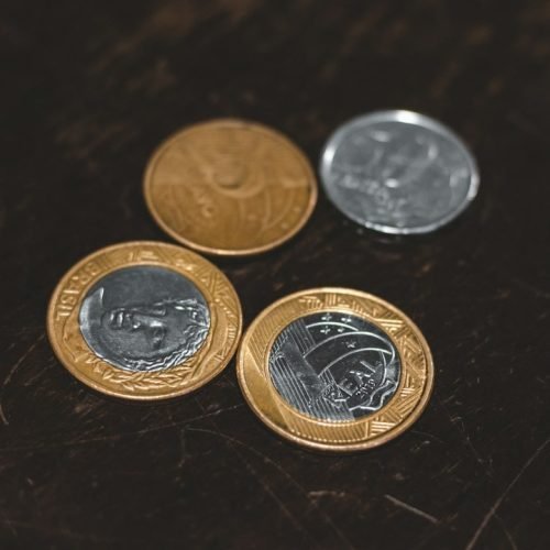 Moedas de real ilustram a redução da Selic para 13,75% ao ano