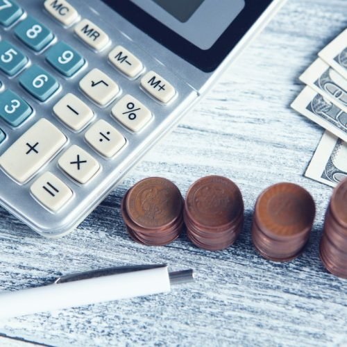 Calculadora e dinheiro ilustram juros e decisões financeiras. Foto: Sasun Bughdaryan/Unsplash